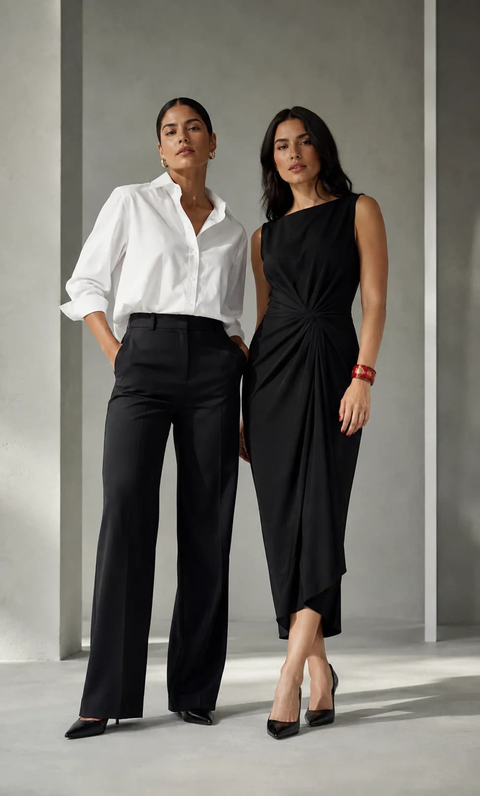 Dos modelos con prendas en blanco y negro en un espacio arquitectónico